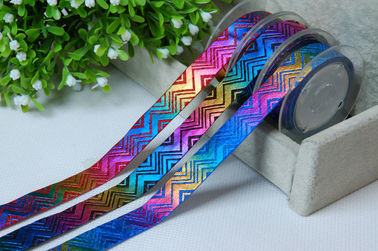 Oro dell'arcobaleno sulla decorazione di polsino del nastro del regalo personale elastico