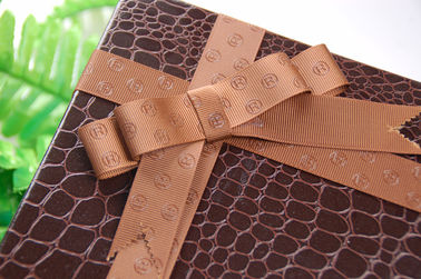 Nastro dell'imballaggio del regalo del poliestere di Brown per il bene durevole di larghezza di logo alzato scatola 25cm