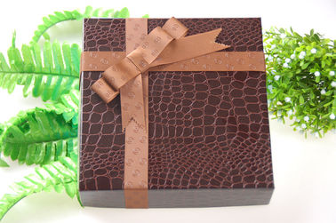 Nastro dell'imballaggio del regalo del poliestere di Brown per il bene durevole di larghezza di logo alzato scatola 25cm
