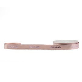 Marca sollevata sul nastro rosa del raso, cioccolato che avvolge il poli nastro rotolato del raso
