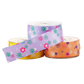 Scatole da pasticceria gialle che avvolgono il nastro del Grosgrain stampato fiore